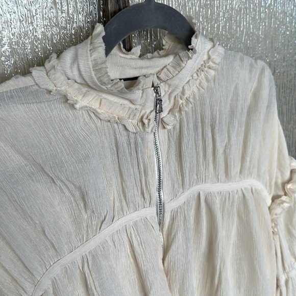 Alexis
Ivory Posey Top
Size M - Picture 9 of 15